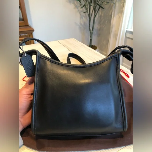 Vintage Coach Legacy Small Zip Bag #9997
Black Leather w/ hangtag and dust bag - Picture 2 of 16